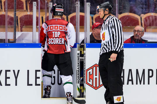 Frölundas Ryan Lasch blir utvisad i slutet av matchen