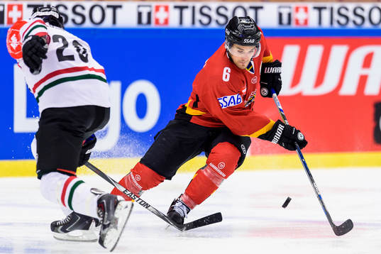 Luleås Craig Schira med pucken