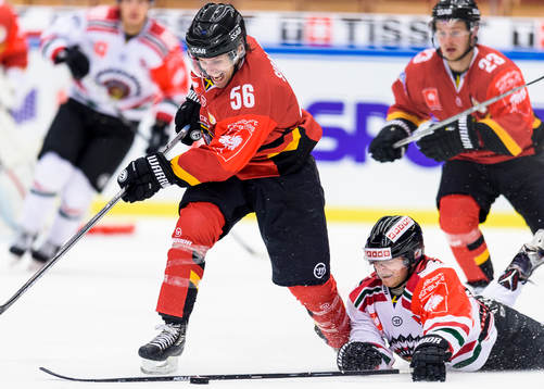 Frölundas Ryan Lasch försöker ta pucken av Luleås