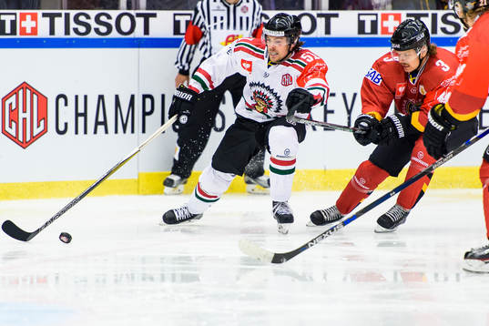 Frölundas Mats Rosseli Olsen med pucken