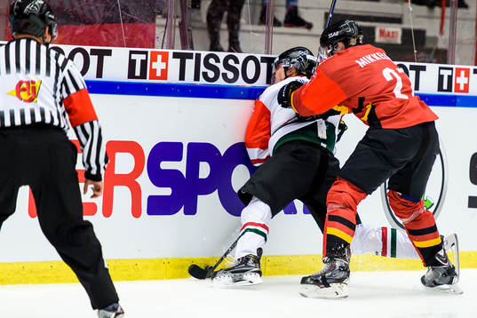 Luleås Brendan Mikkelson tacklar Frölundas Christoffer Ehn