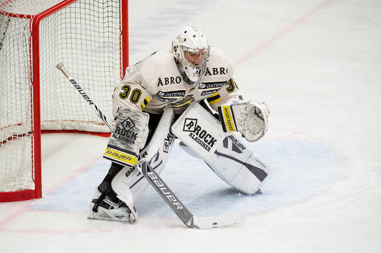 s målvakt Gustaf Lindvall värmer upp