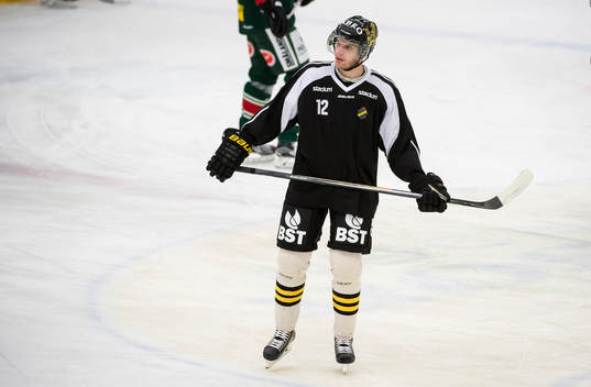 s Fredrik Hynning värmer upp