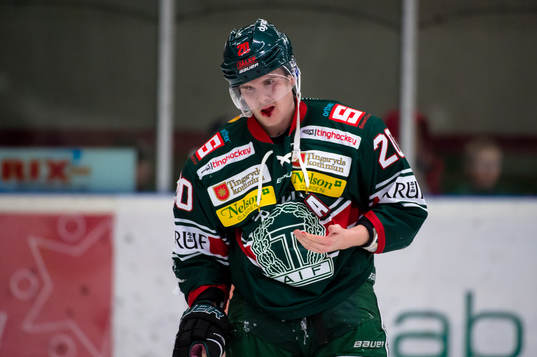 Tingsryds Adam Åkesson blöder från munnen