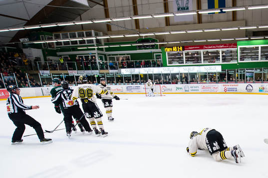 s Jonathan Andersson ligger på isen och Tingsryds Kari