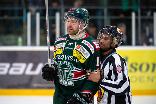Tingsryds Kari Sihvonen med domare Fredrik Rönnberg