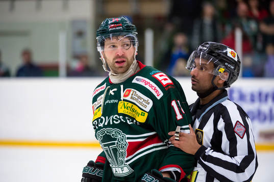 Tingsryds Kari Sihvonen med domare Fredrik Rönnberg
