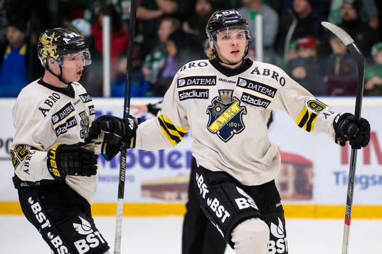 s Robin Kovacs har gjort 1-1 och jublar