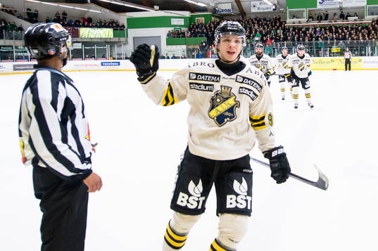 s Robin Kovacs har gjort 1-1 och jublar