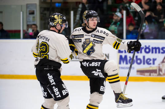s Robin Kovacs har gjort 1-1 och jublar