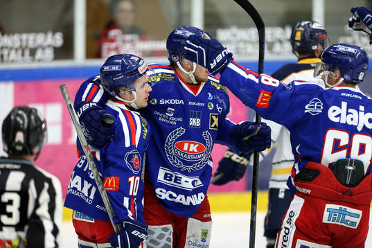 Oskarshamns Victor Löfstedt satte 1-1-målet och kramas om