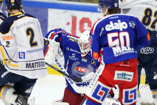 Oskarshamns målvakt Dan Bakala räddar en puck