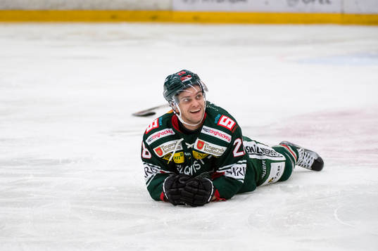 Tingsryds Adam Persson ligger på isen och ler