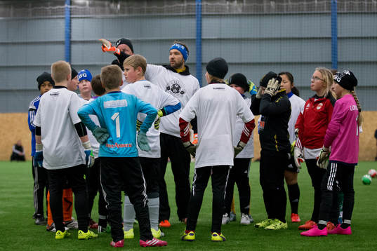IFK Göteborgs målvakt John Alvbåge instruerar
