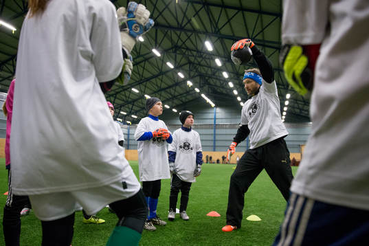 IFK Göteborgs målvakt John Alvbåge instruerar