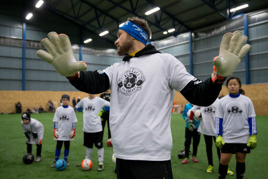IFK Göteborgs målvakt John Alvbåge instruerar