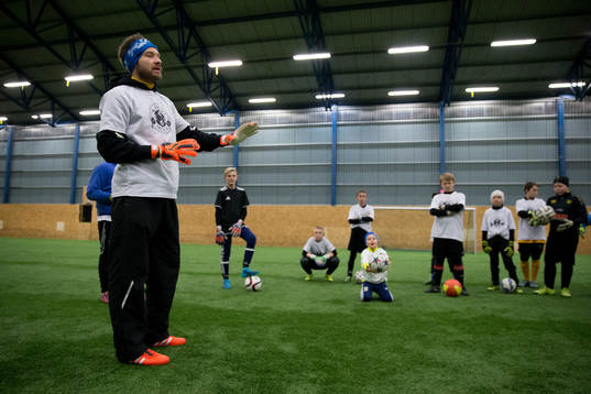 IFK Göteborgs målvakt John Alvbåge instruerar