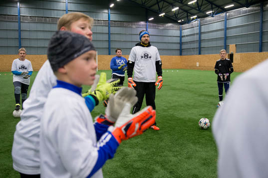 IFK Göteborgs målvakt John Alvbåge instruerar