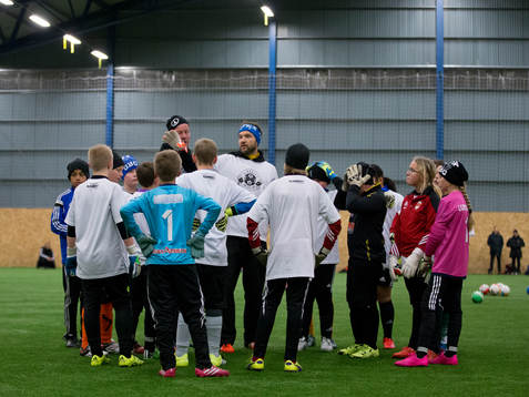 IFK Göteborgs målvakt John Alvbåge instruerar