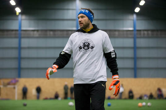 IFK Göteborgs målvakt John Alvbåge instruerar
