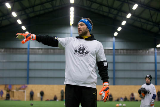 IFK Göteborgs målvakt John Alvbåge instruerar