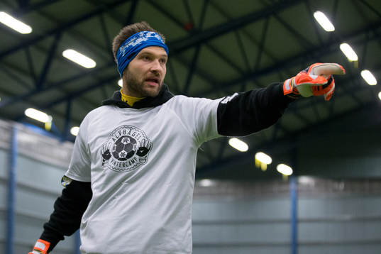 IFK Göteborgs målvakt John Alvbåge instruerar
