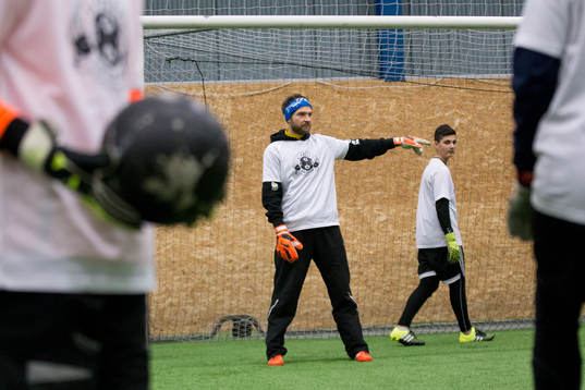 IFK Göteborgs målvakt John Alvbåge instruerar