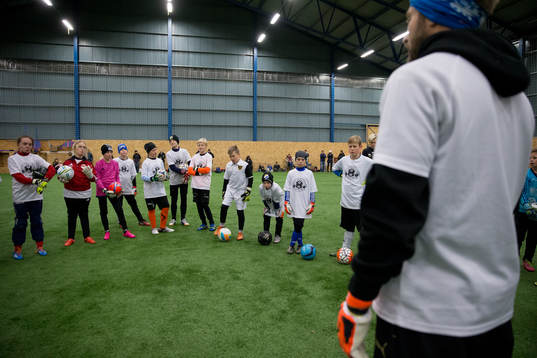 IFK Göteborgs målvakt John Alvbåge instruerar
