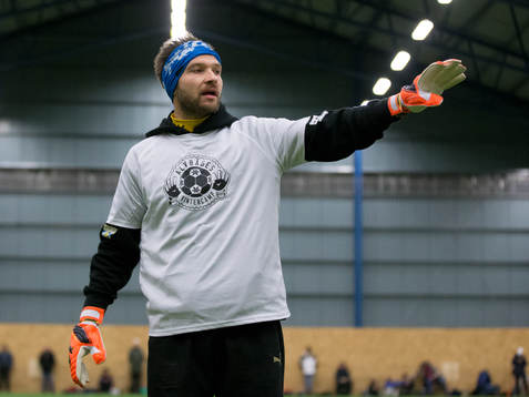 IFK Göteborgs målvakt John Alvbåge instruerar
