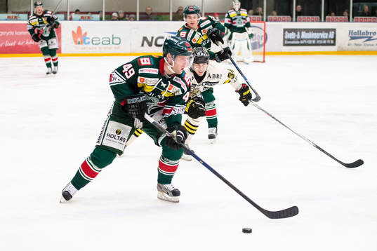 Tingsryds Niklas Johansson med pucken