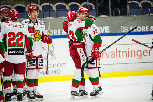 Moras Kristian Jakobsson jublar åt målgöraren Emil Bejmo