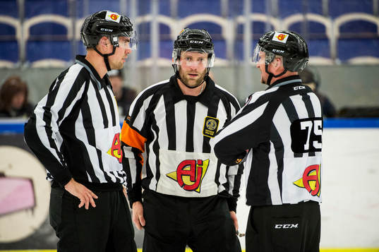 Domarna Viktor Hafsäter, Robin Karlsson och Roland Gille
