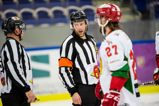 Domarna Roland Gille och Robin Karlsson bakom Moras Olov