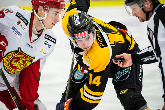 Moras Andreas Stene, Panterns Robin Söderqvist och domaren