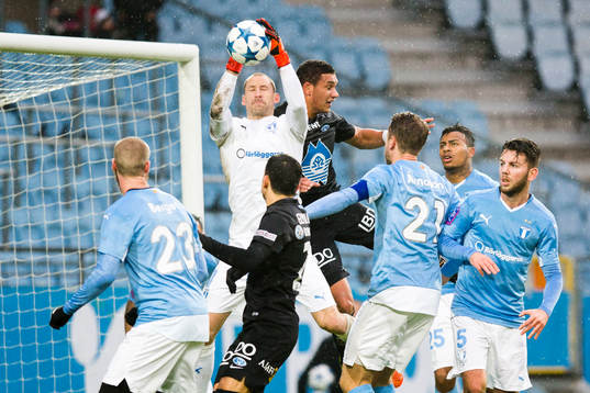 Malmös målvakt Johan Wiland räddar i straffområdet