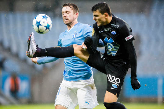Malmös Kari Arnarson och Moldes Mohamed Elyounoussi i duell