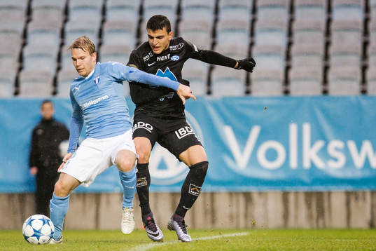 Malmös Oscar Lewicki och Moldes Mohamed Elyounoussi i duell