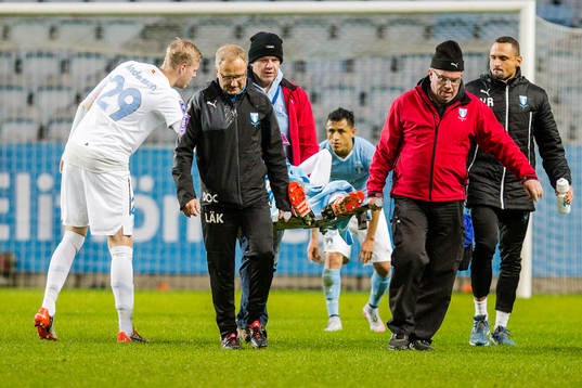 Malmös målvakt Johan Wiland bärs ut på bår