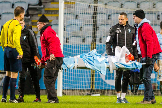 Malmös målvakt Johan Wiland bärs ut på bår