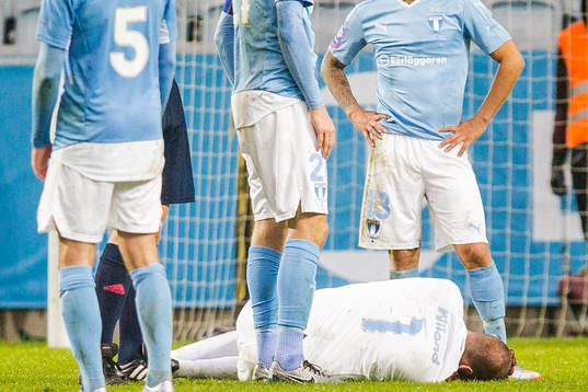 Malmös målvakt Johan Wiland blir liggandes