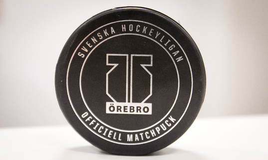 Officiella matchpucken med Örebro Hockeys logotyp på