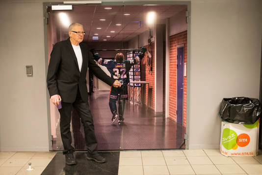 En dörrvakt är beredd på att öppna dörren där