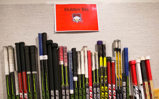 En generell bild av hockeyklubbor och med Malmö Redhawks
