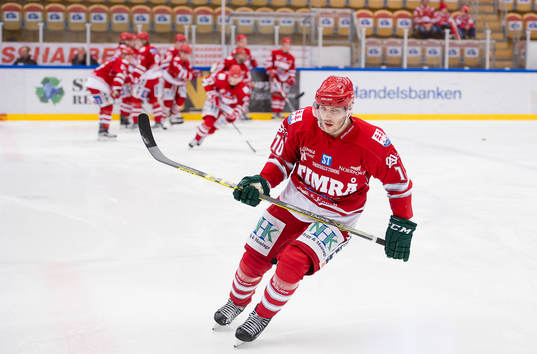 Timrås Johan Persson värmer upp innan ishockeymatchen i