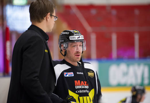Västerås Stefan Gråhns diskuterar med tränare Martin