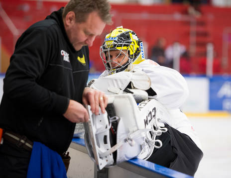 Västerås målvakt Jonas Fransson får hjälp av