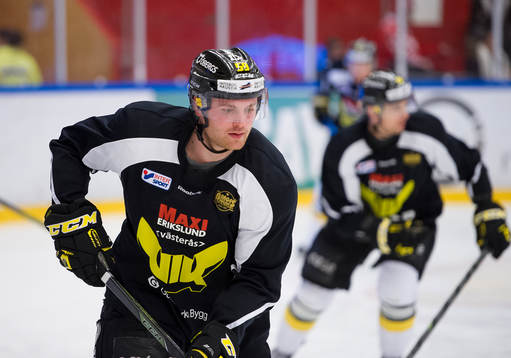 Västerås Anton Mylläri värmer upp innan ishockeymatchen