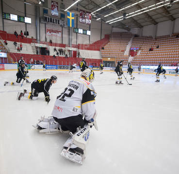 Västerås målvakt Jonas Fransson värmer upp innan