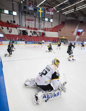 Västerås målvakt Jonas Fransson värmer upp innan