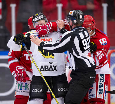 Västerås Andreas Borgman i närkamp mot Timrås Oscar